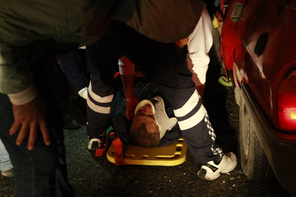 Bursa'da otomobil akaryakıt tankerine çarptı: 1 ölü, 2 yaralı