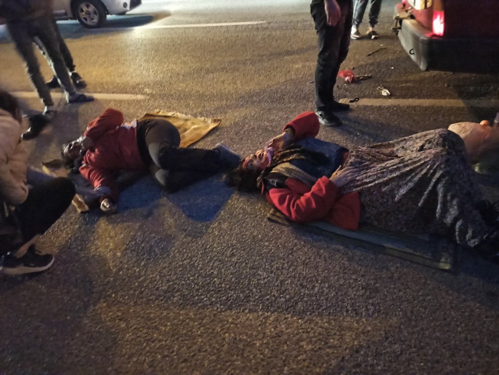 Bursa'da otomobil akaryakıt tankerine çarptı: 1 ölü, 2 yaralı