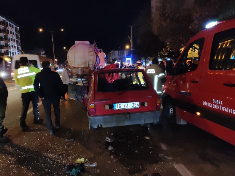 Bursa'da otomobil akaryakıt tankerine çarptı: 1 ölü, 2 yaralı