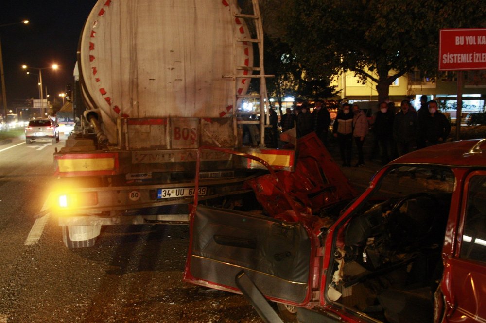 Bursa'da otomobil akaryakıt tankerine çarptı: 1 ölü, 2 yaralı