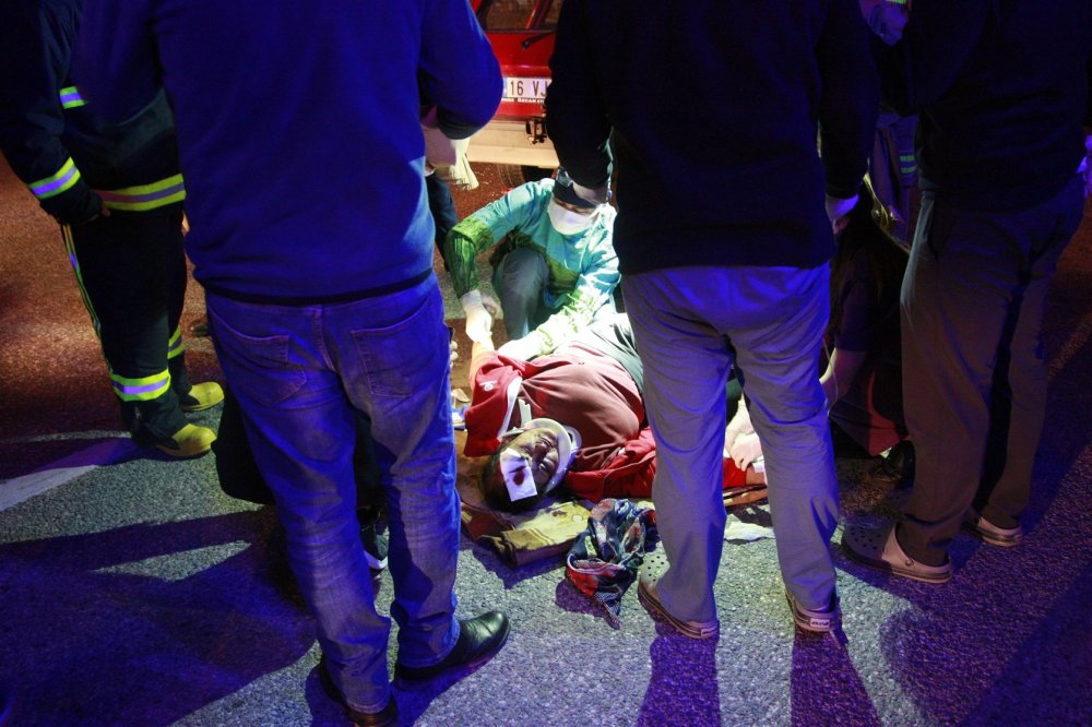 Bursa'da otomobil akaryakıt tankerine çarptı: 1 ölü, 2 yaralı