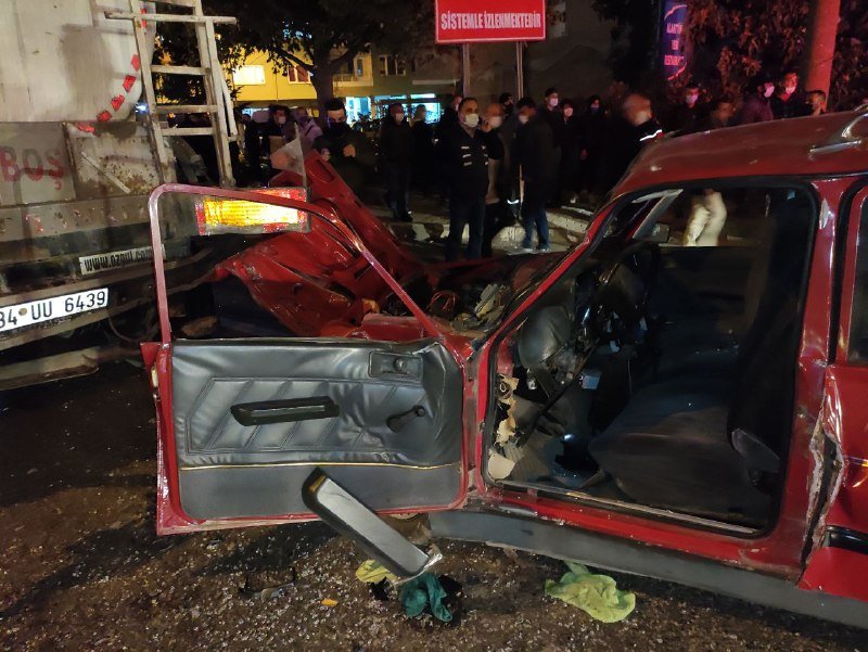 Bursa'da otomobil akaryakıt tankerine çarptı: 1 ölü, 2 yaralı