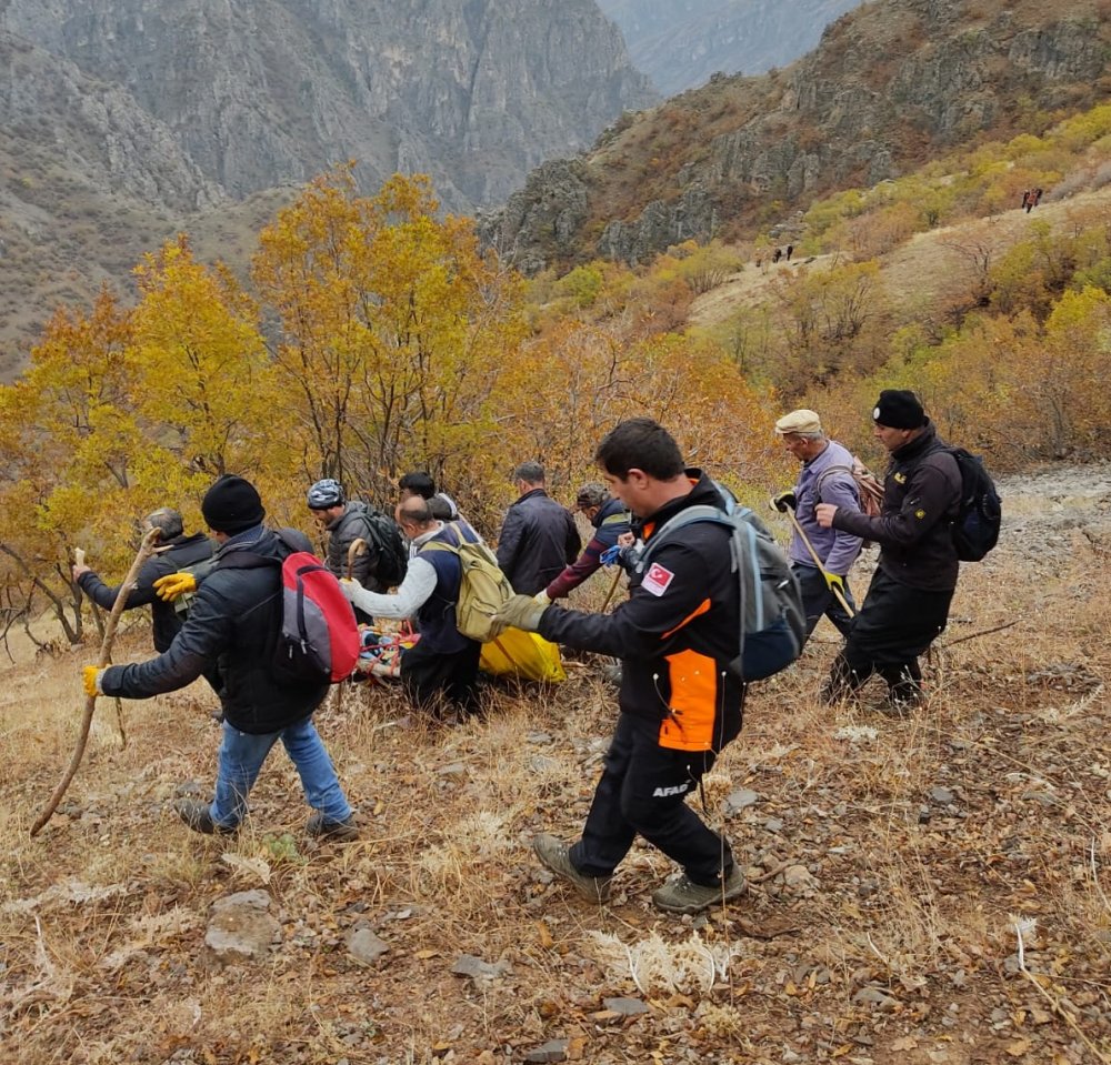 Hakkari'de odun toplamaya giden kişinin uçurumdan düşerek öldüğü anlaşıldı