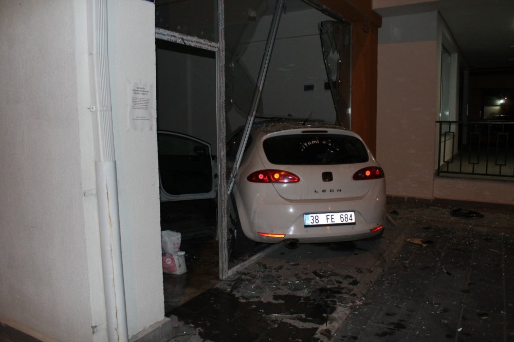 Kayseri'de iki otomobil çarpıştı: 7 yaralı