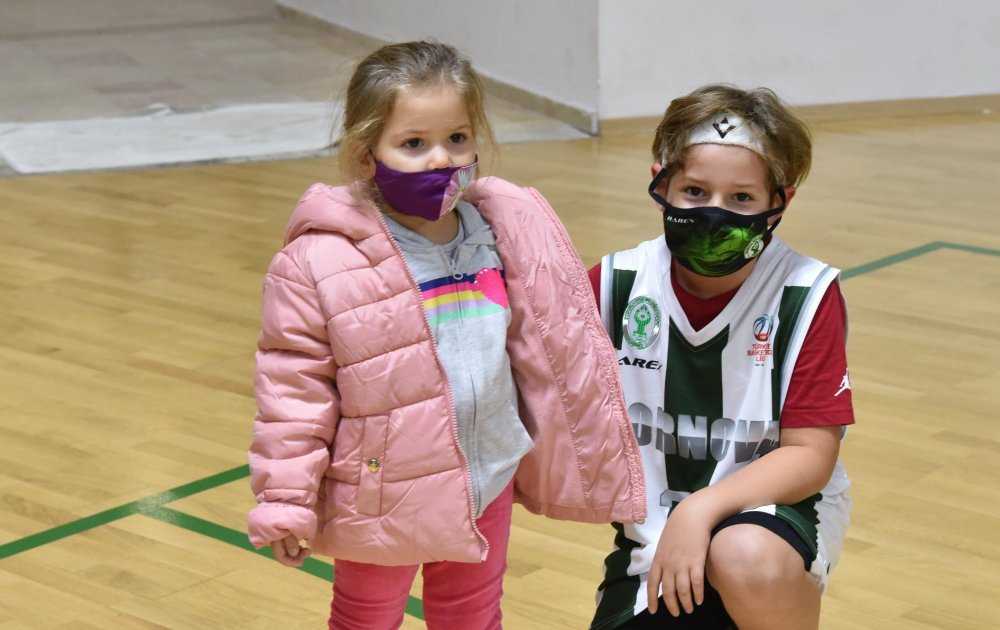 Mucize bebek Ayda'dan basketbol sahasında 'iyiyim' pozu