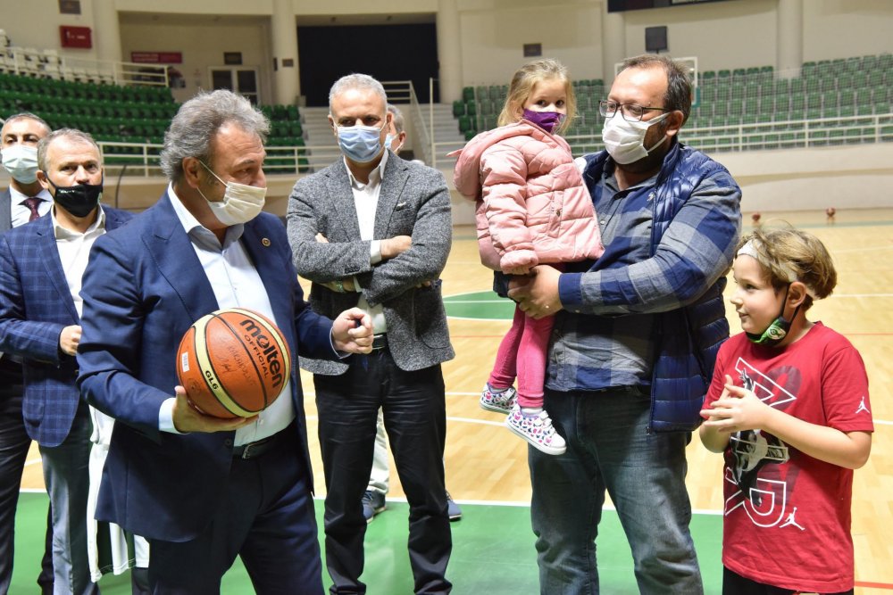 Mucize bebek Ayda'dan basketbol sahasında 'iyiyim' pozu