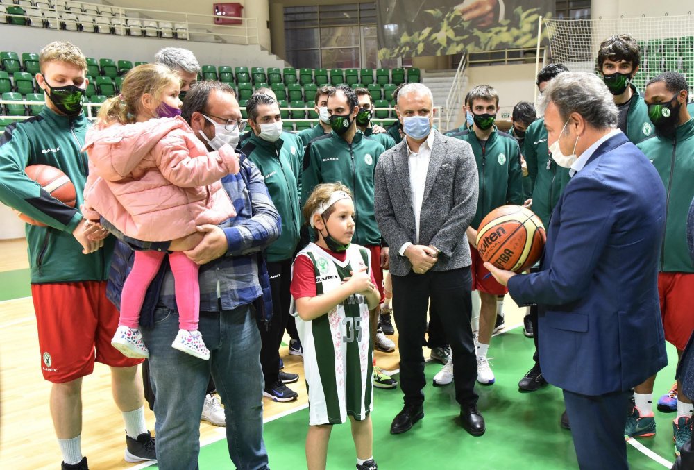 Mucize bebek Ayda'dan basketbol sahasında 'iyiyim' pozu