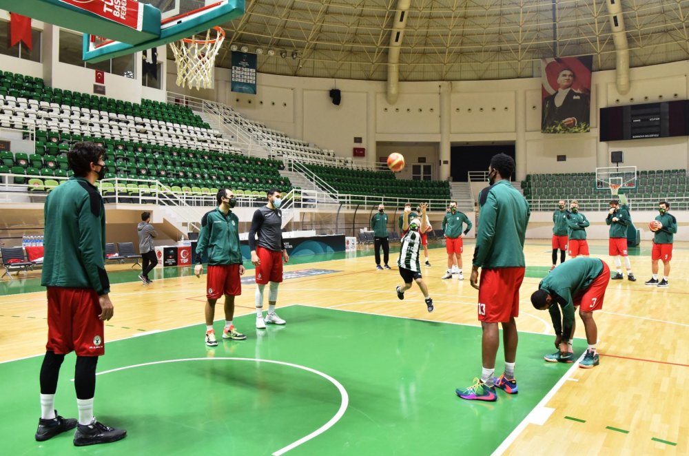 Mucize bebek Ayda'dan basketbol sahasında 'iyiyim' pozu