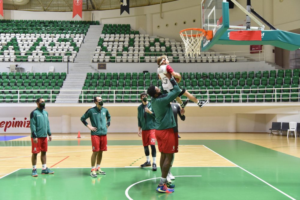 Mucize bebek Ayda'dan basketbol sahasında 'iyiyim' pozu