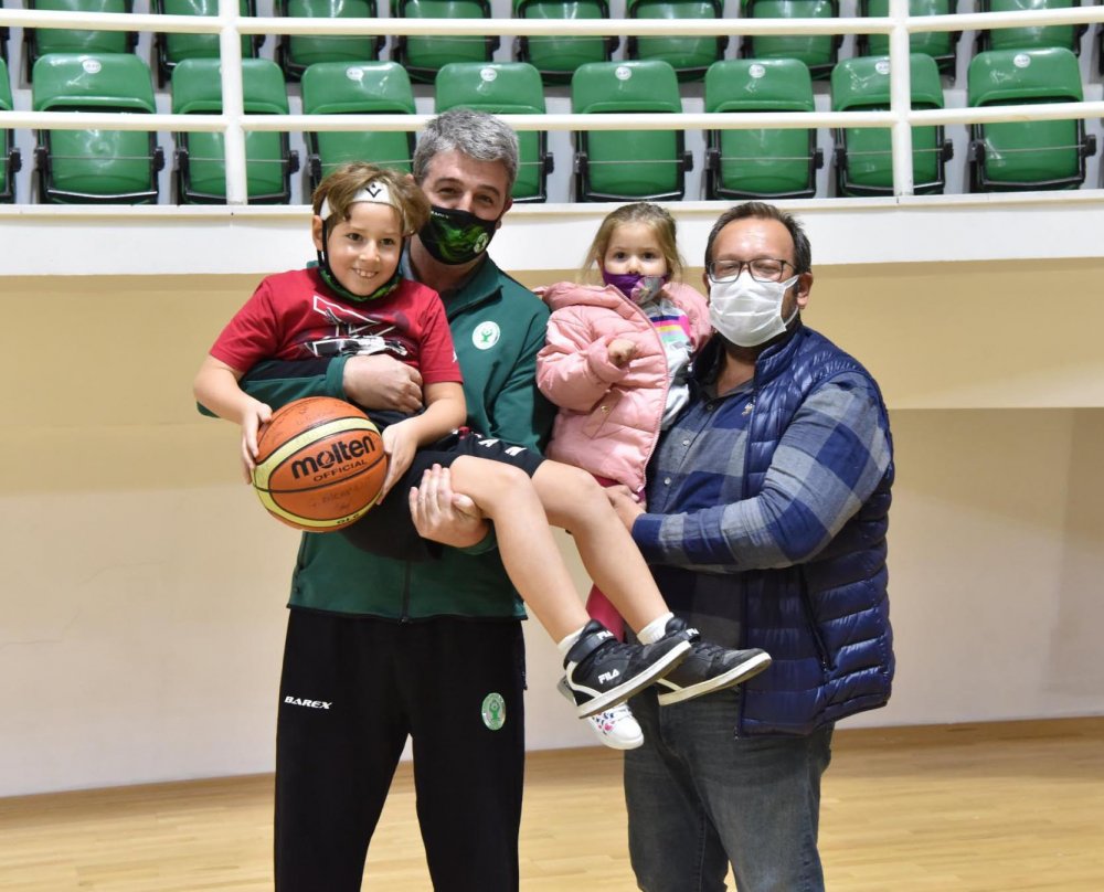 Mucize bebek Ayda'dan basketbol sahasında 'iyiyim' pozu