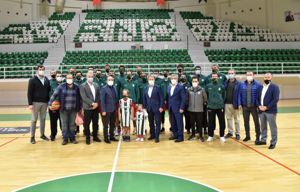 Mucize bebek Ayda'dan basketbol sahasında 'iyiyim' pozu