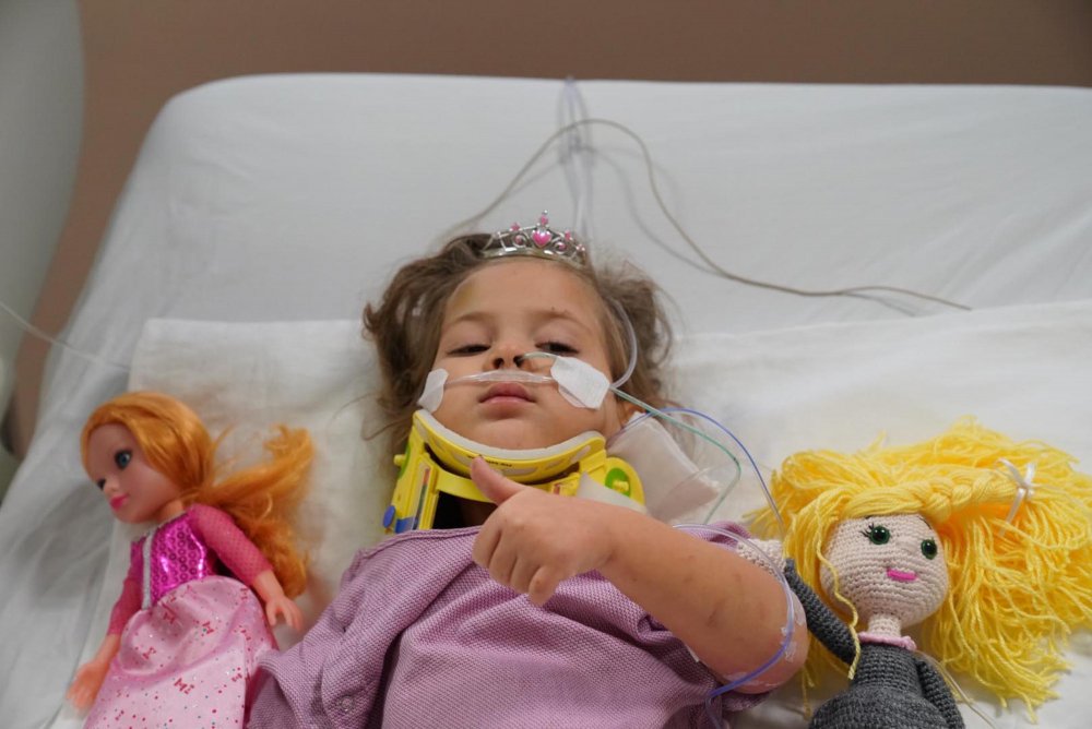 Mucize bebek Ayda'dan basketbol sahasında 'iyiyim' pozu