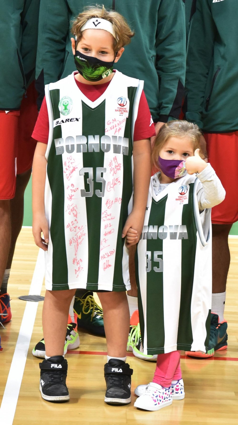 Mucize bebek Ayda'dan basketbol sahasında 'iyiyim' pozu