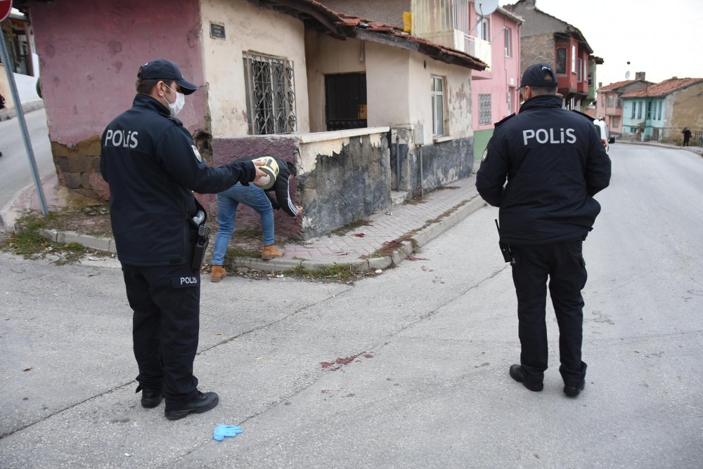 Önce ablasını, ardından kendisini bıçakladı