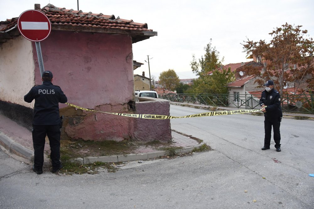 Önce ablasını, ardından kendisini bıçakladı
