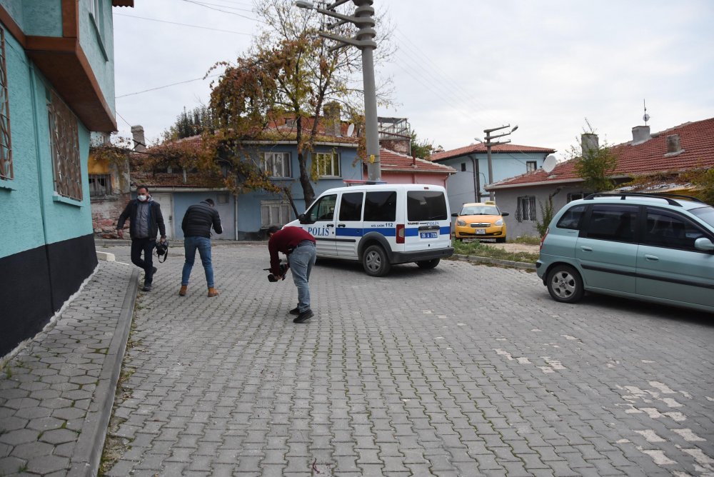 Önce ablasını, ardından kendisini bıçakladı