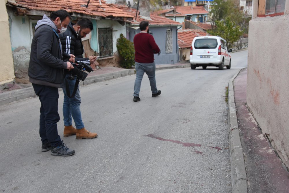 Önce ablasını, ardından kendisini bıçakladı