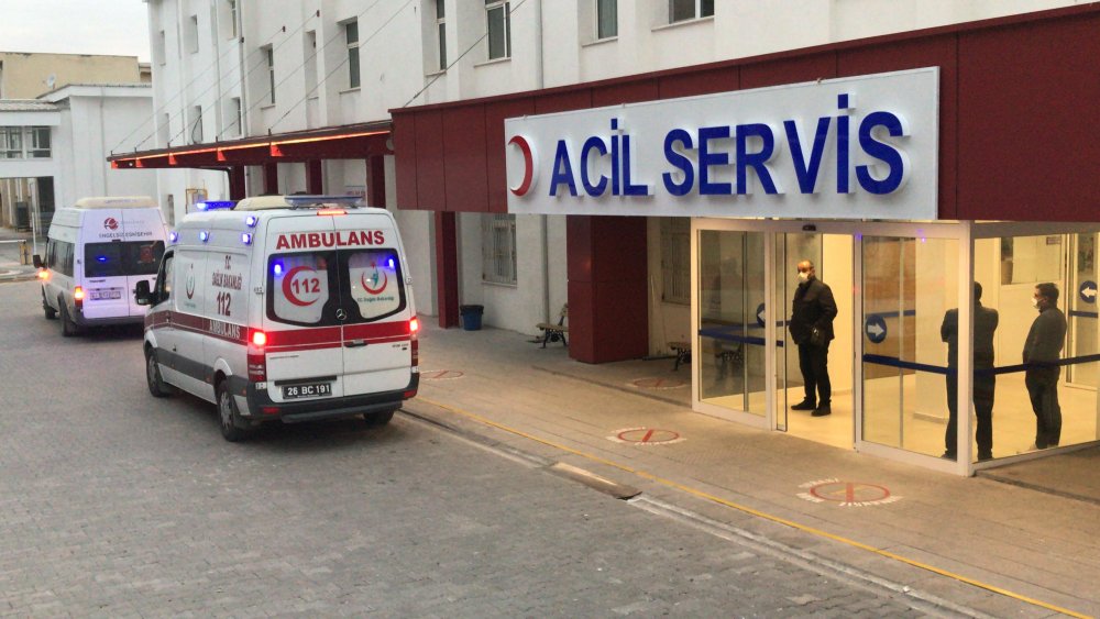 Önce ablasını, ardından kendisini bıçakladı