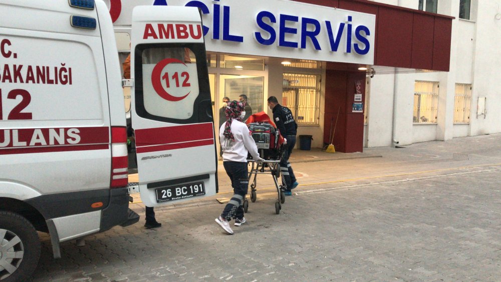 Önce ablasını, ardından kendisini bıçakladı