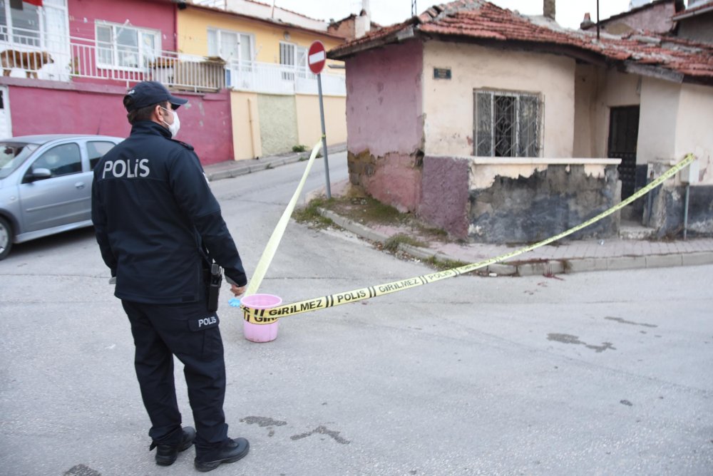 Önce ablasını, ardından kendisini bıçakladı