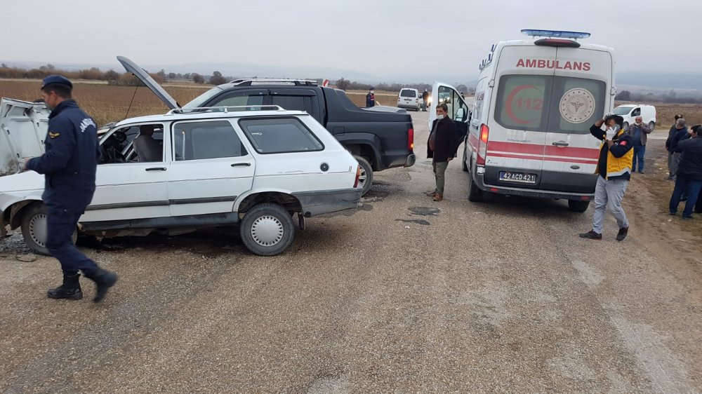 Otomobille, kamyonet çarpıştı: 1 ölü, 2 yaralı