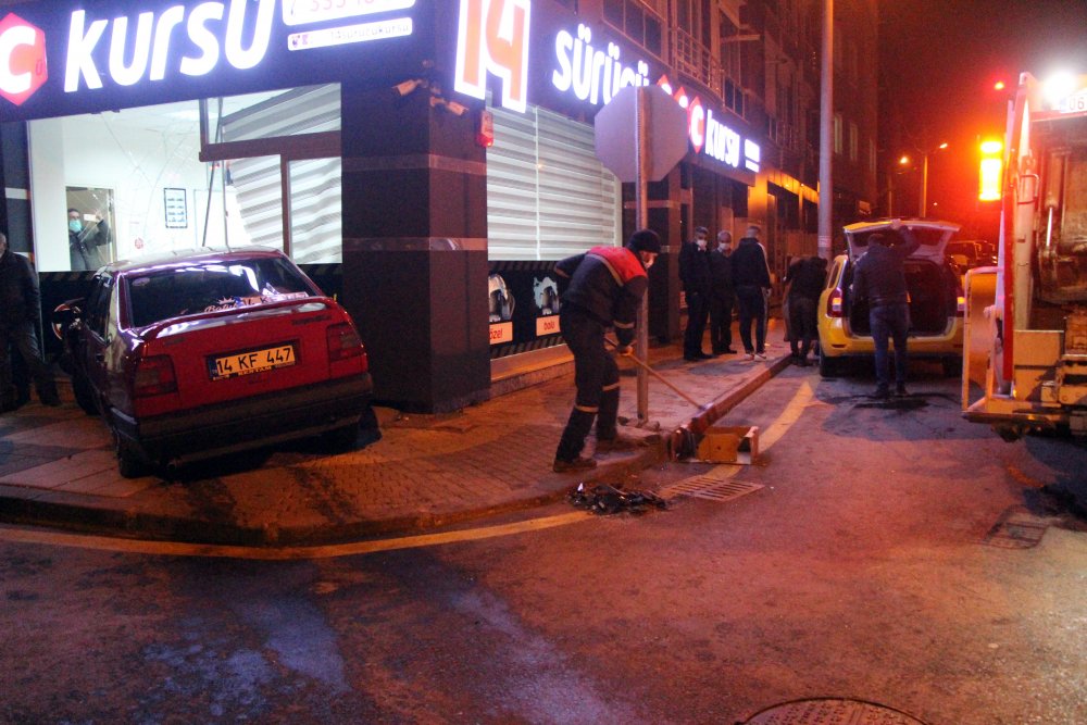 Sürücü kursuna dalan otomobilin sürücüsü kaçtı