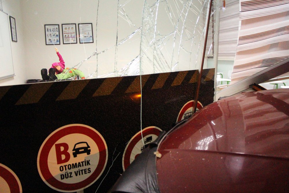 Sürücü kursuna dalan otomobilin sürücüsü kaçtı