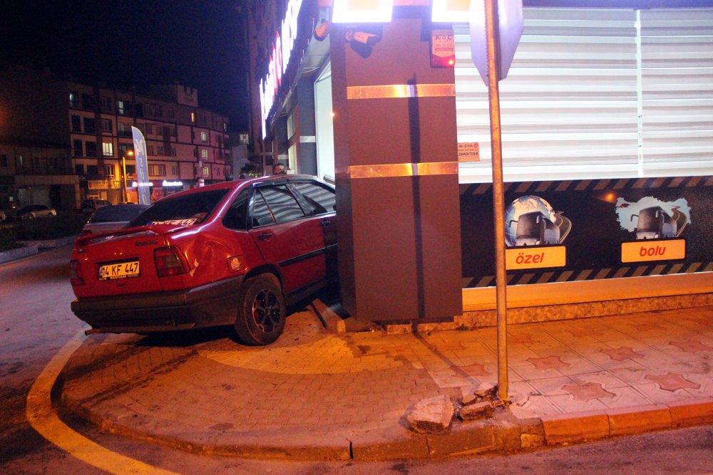 Sürücü kursuna dalan otomobilin sürücüsü kaçtı