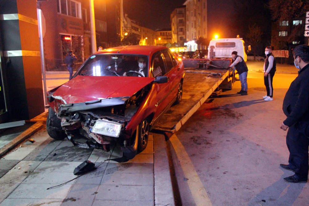 Sürücü kursuna dalan otomobilin sürücüsü kaçtı