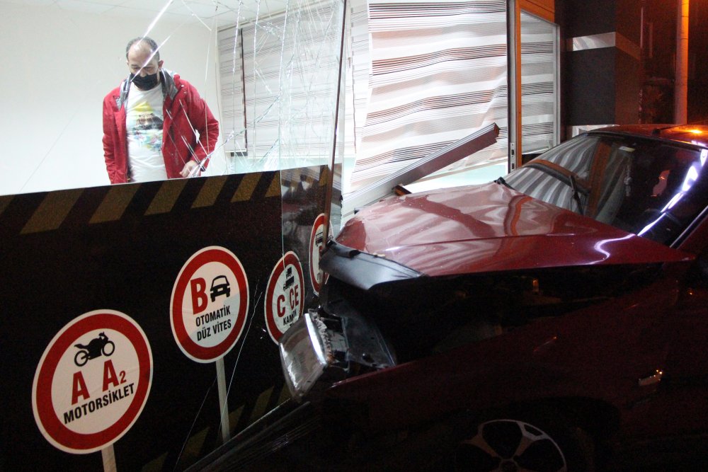 Sürücü kursuna dalan otomobilin sürücüsü kaçtı