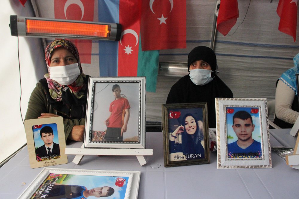 Evlat nöbetindeki anneden oğluna çağrı: Onlara değil, devlete güven