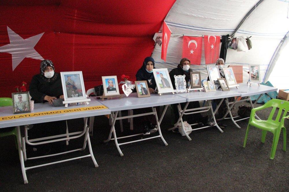 Evlat nöbetindeki anneden oğluna çağrı: Onlara değil, devlete güven