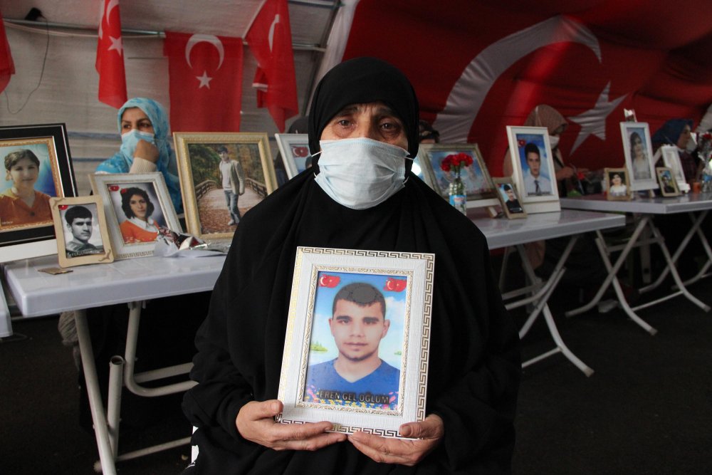 Evlat nöbetindeki anneden oğluna çağrı: Onlara değil, devlete güven
