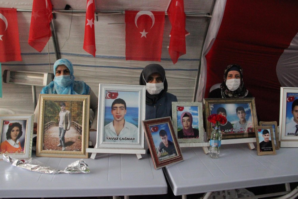 Evlat nöbetindeki anneden oğluna çağrı: Onlara değil, devlete güven
