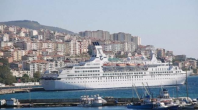 İngiliz kruvaziyer gemisi Astor, söküm için Aliağa'ya geliyor