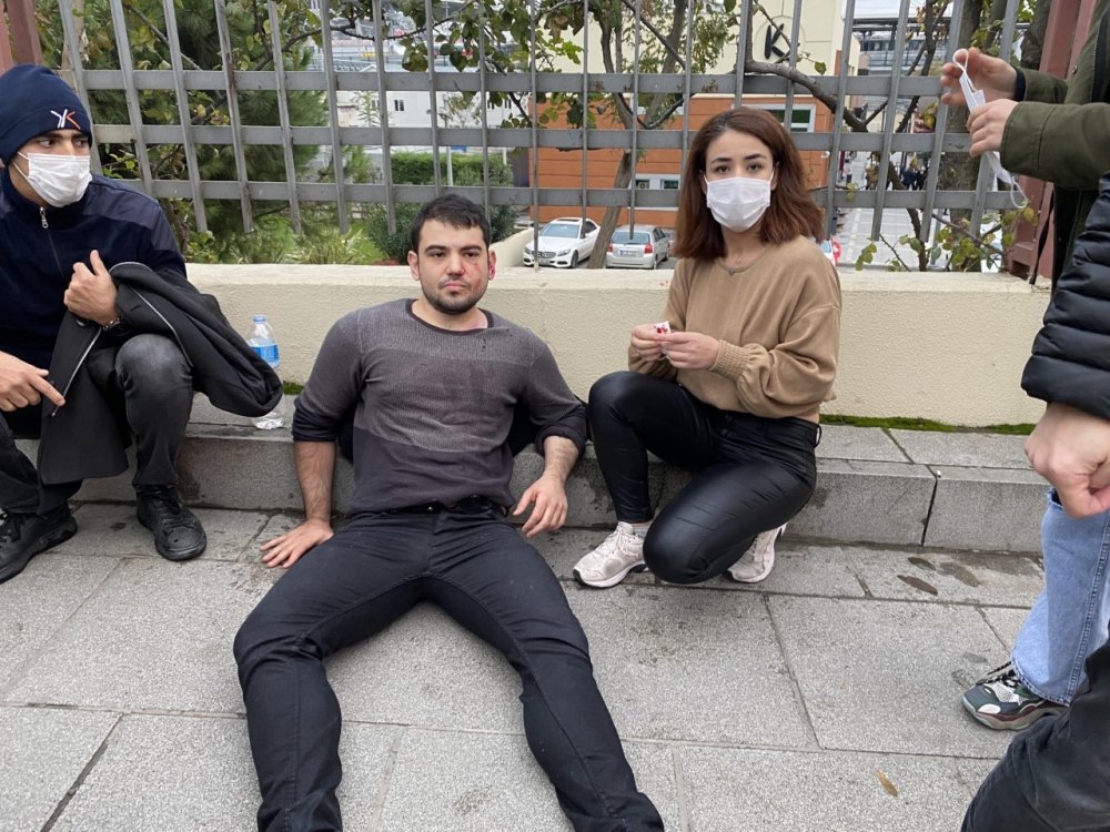 Kadıköy'de kaza yapan otomobil demir parmaklıklarda askıda kaldı