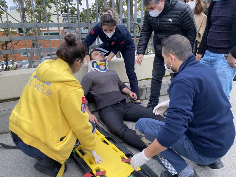 Kadıköy'de kaza yapan otomobil demir parmaklıklarda askıda kaldı