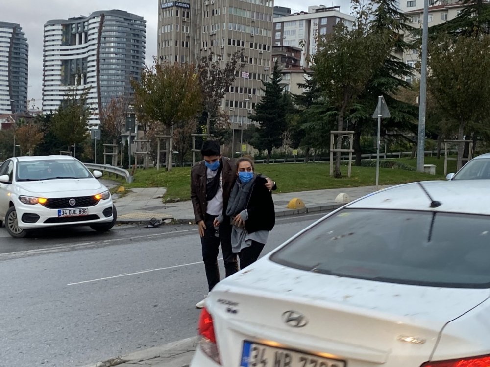 Kadıköy'de kaza yapan otomobil demir parmaklıklarda askıda kaldı