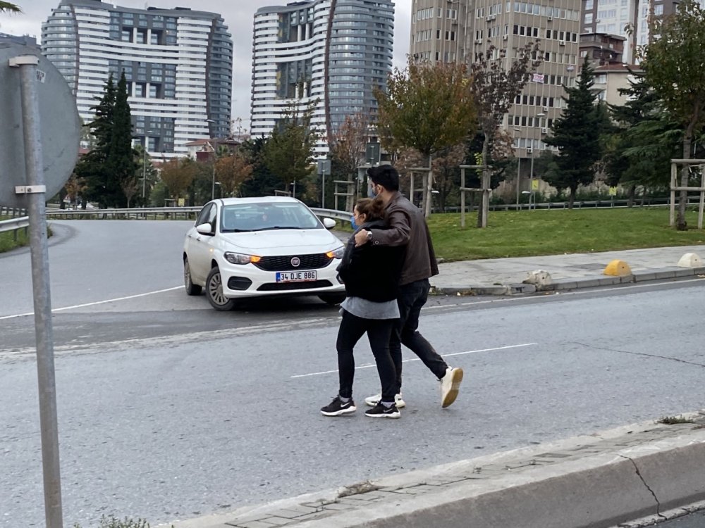 Kadıköy'de kaza yapan otomobil demir parmaklıklarda askıda kaldı