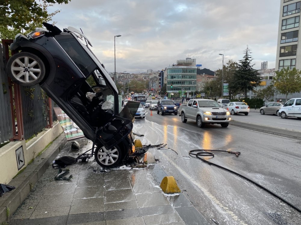 Kadıköy'de kaza yapan otomobil demir parmaklıklarda askıda kaldı