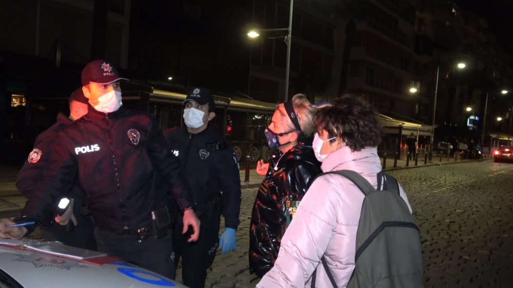 Maskesiz gezen kadın işlem yapan polislere tepki gösterdi