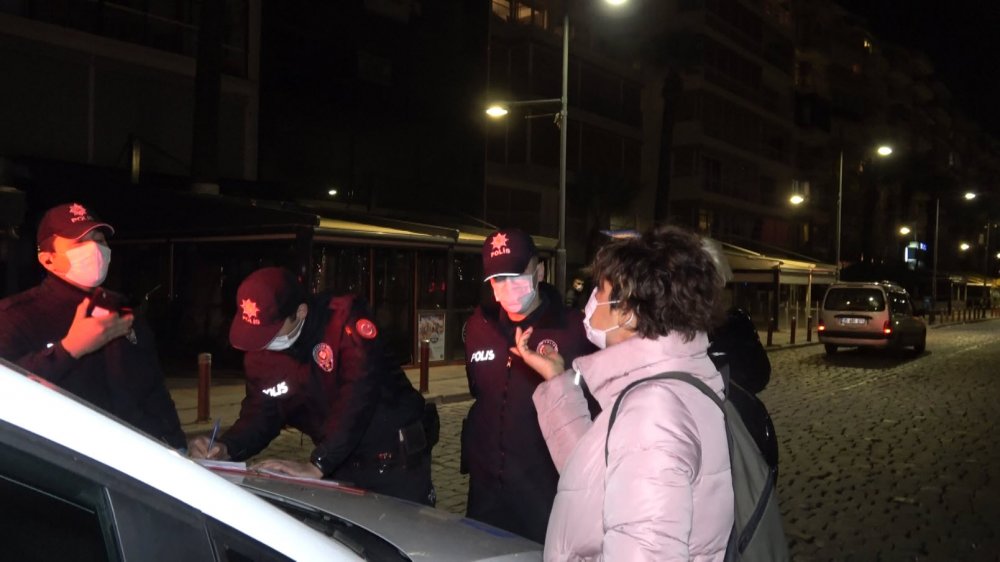 Maskesiz gezen kadın işlem yapan polislere tepki gösterdi
