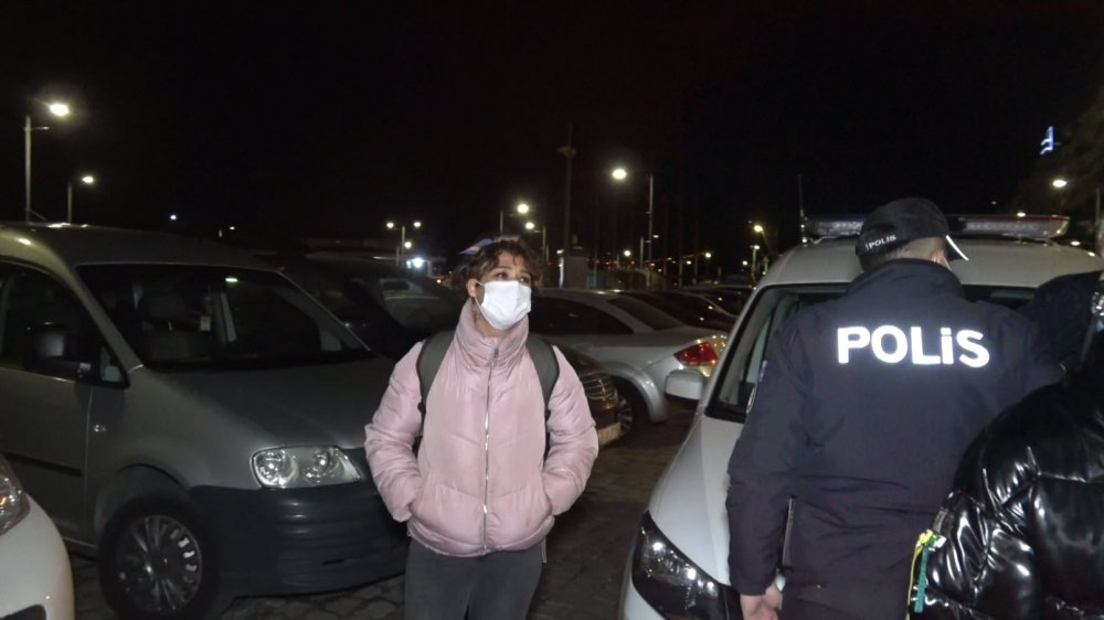 Maskesiz gezen kadın işlem yapan polislere tepki gösterdi