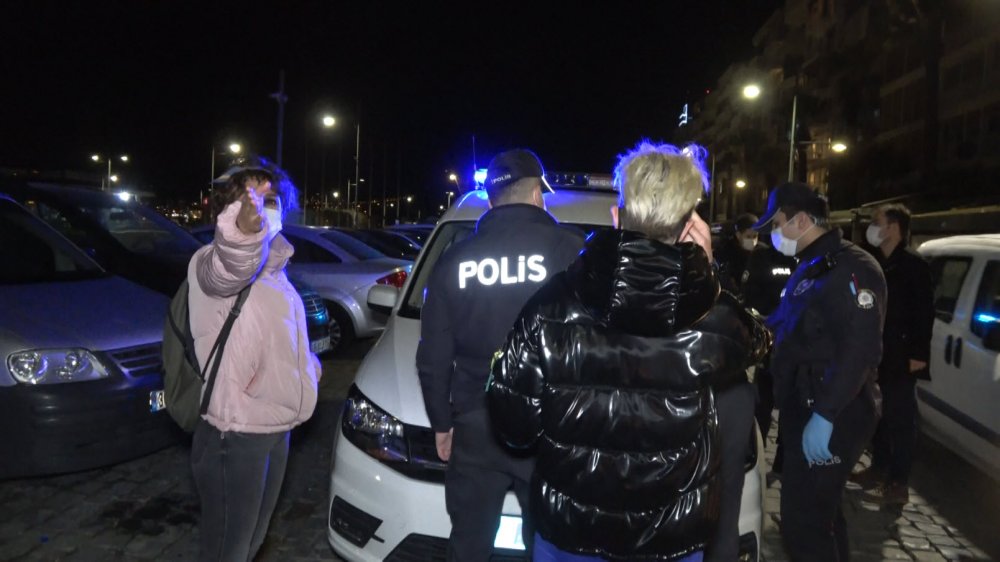 Maskesiz gezen kadın işlem yapan polislere tepki gösterdi