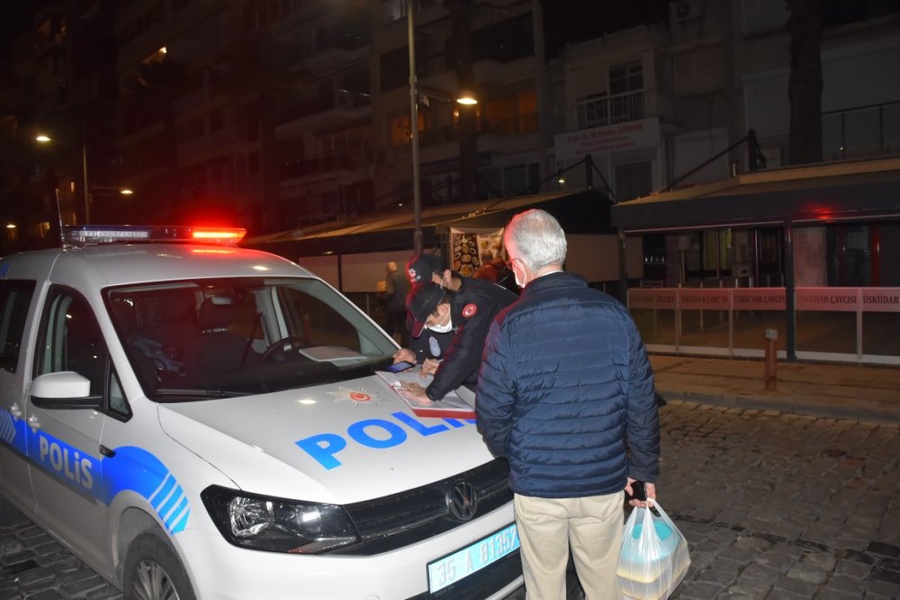 Maskesiz gezen kadın işlem yapan polislere tepki gösterdi