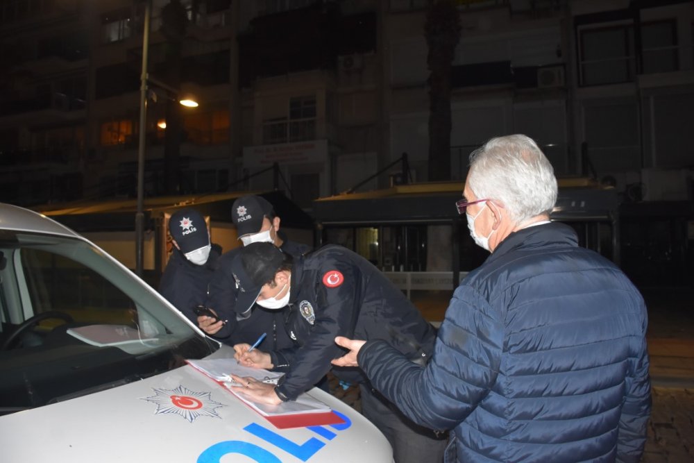 Maskesiz gezen kadın işlem yapan polislere tepki gösterdi