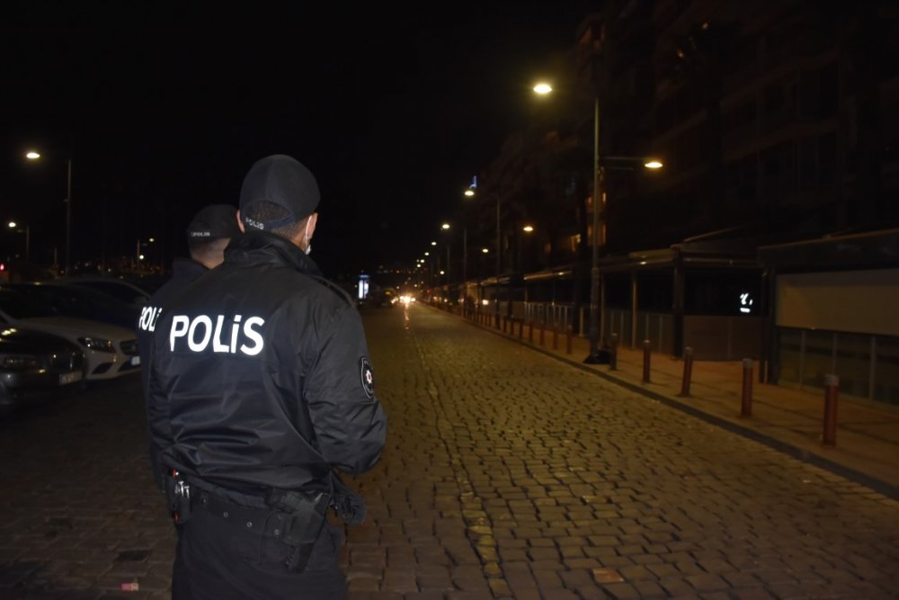 Maskesiz gezen kadın işlem yapan polislere tepki gösterdi