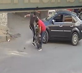 Trafikteki tartışmada çocuklarının gözleri önünde dövüldü