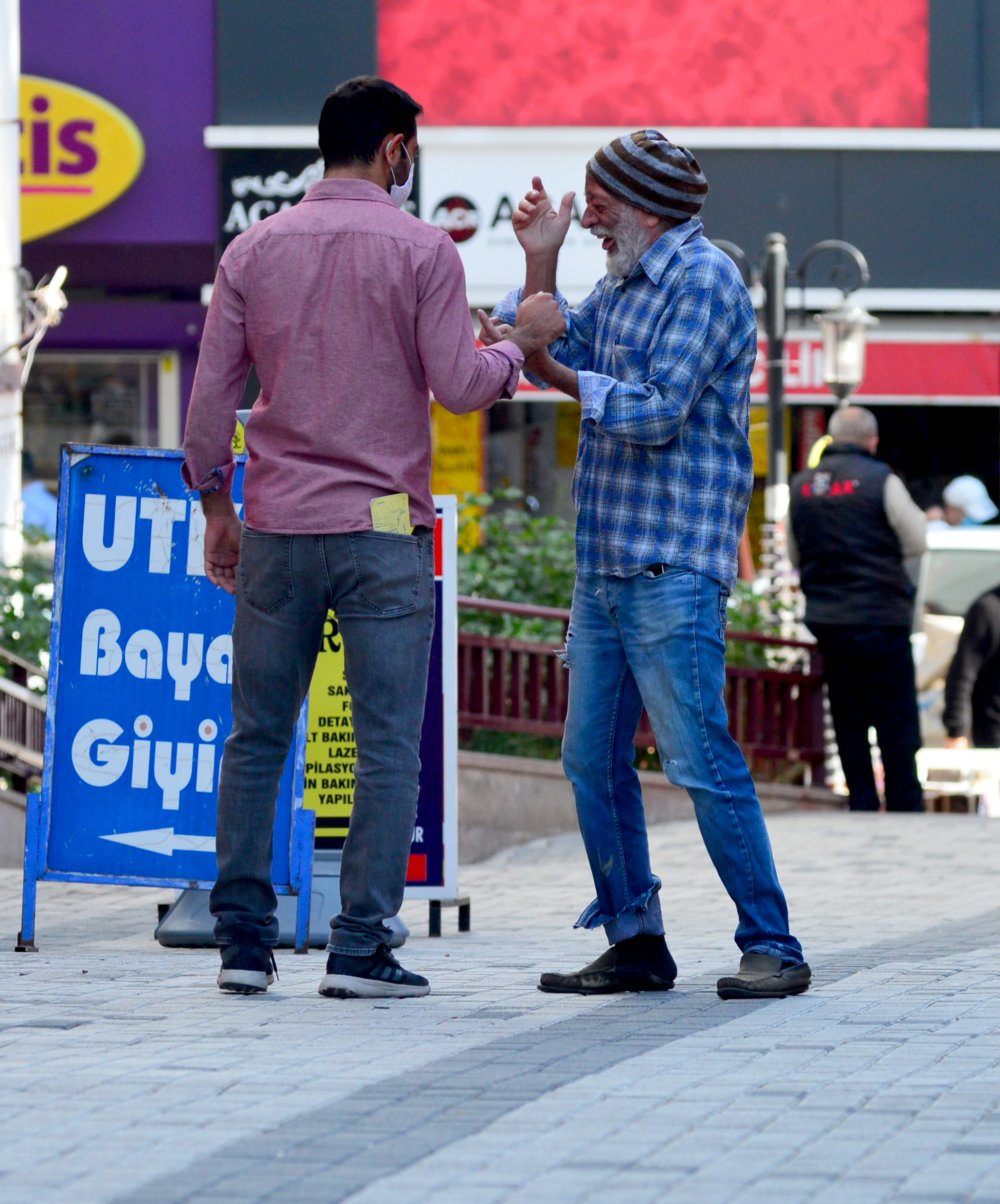 Dilenci kılığına girip, Dilenci kılığına girip