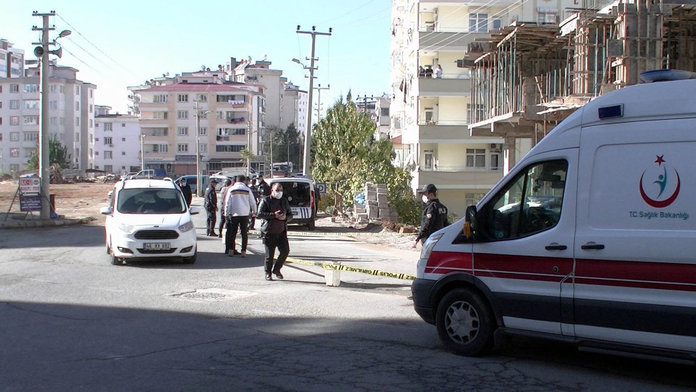 Sevgilisini rahatsız eden kişiyi ayaklarından vurdu